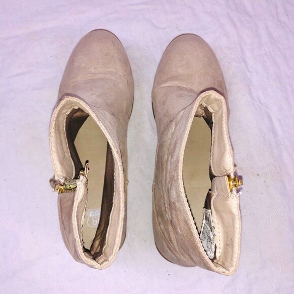 Womens Booties Beige Faux Suede Ankle Boot Zipper Size 8 - Picture 3 of 12